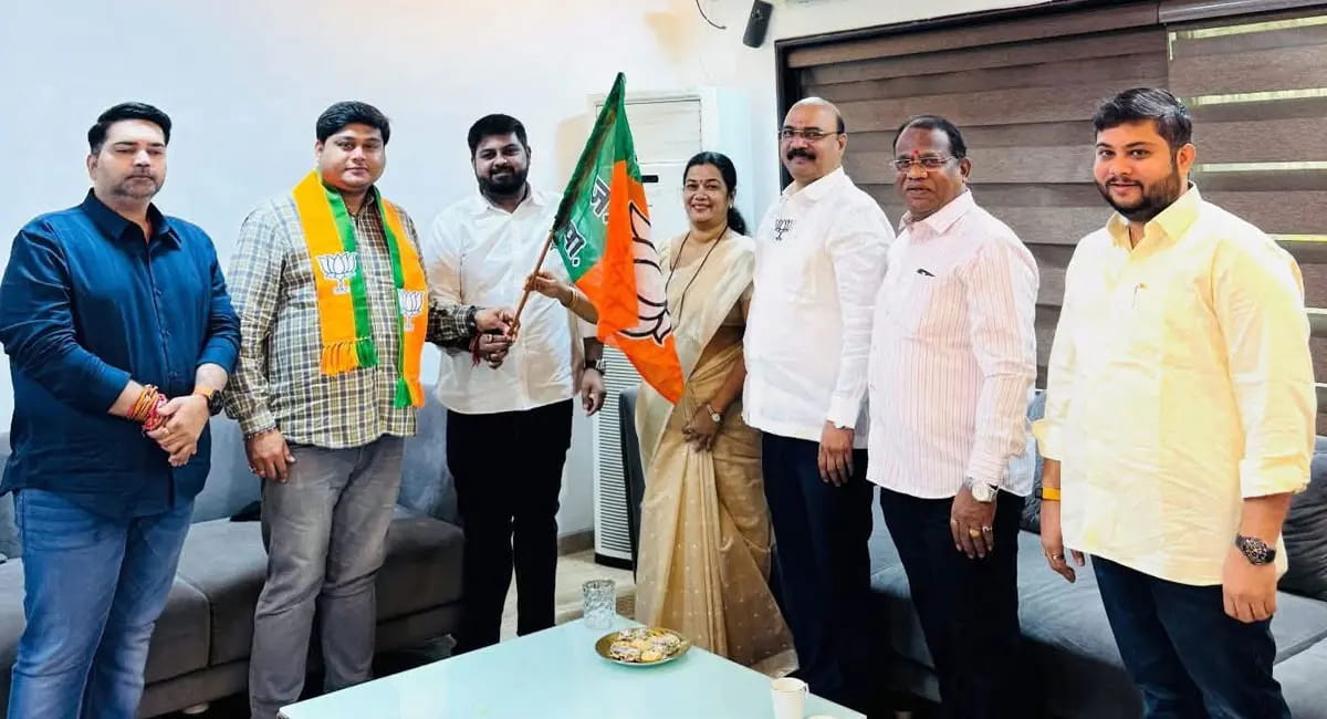कांग्रेस के 12 निलंबित पार्षद BJP में शामिल, शिवसेना और कांग्रेस को बड़ा झटका