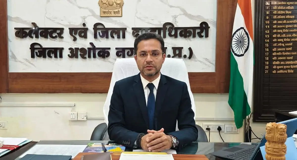 साइकिल से गांव-गांव जाने वाले अशोकनगर कलेक्टर आदित्य सिंह की अचानक क्यों हुई विदाई?