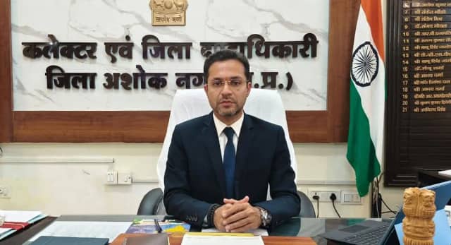 साइकिल से गांव-गांव जाने वाले अशोकनगर कलेक्टर आदित्य सिंह की अचानक क्यों हुई विदाई?