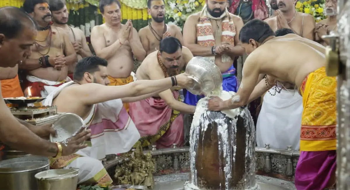 विदेशी फूलों से सजा बाबा महाकाल का दरबार, 44 घंटे होंगे दर्शन; 10 लाख भक्तों के पहुंचने की उम्मीद