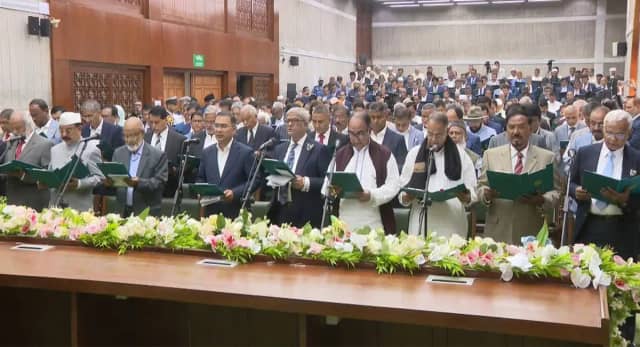 नवनिर्वाचित सांसदों ने ली शपथ, शाम 4 बजे PM पद की शपथ लेंगे तारिक रहमान