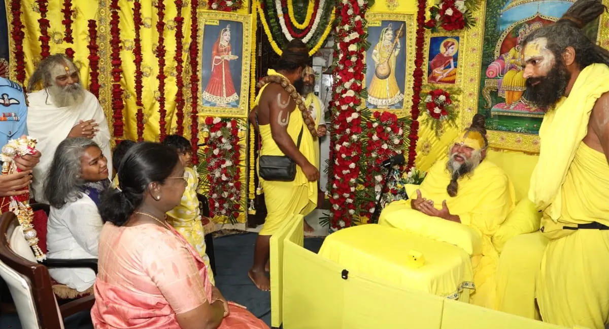 राष्ट्रपति द्रौपदी मुर्मू ने वृंदावन में संत प्रेमानंद महाराज से की मुलाकात, 25 मिनट चली आध्यात्मिक चर्चा