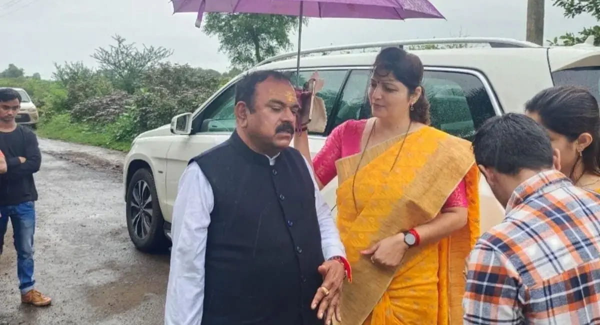 तांत्रिक अनुष्ठान में उंगली कटवाने का दावा, अशोक खरात केस में महिला आयोग अध्यक्ष का इस्तीफा