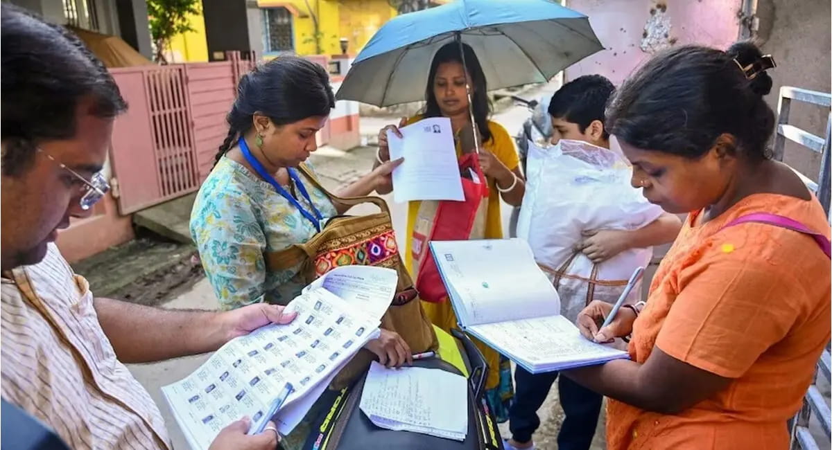 6.08 करोड़ लोगों के नाम कटे, जानें 12 राज्यों और UT में कितने वोटर हुए कम?