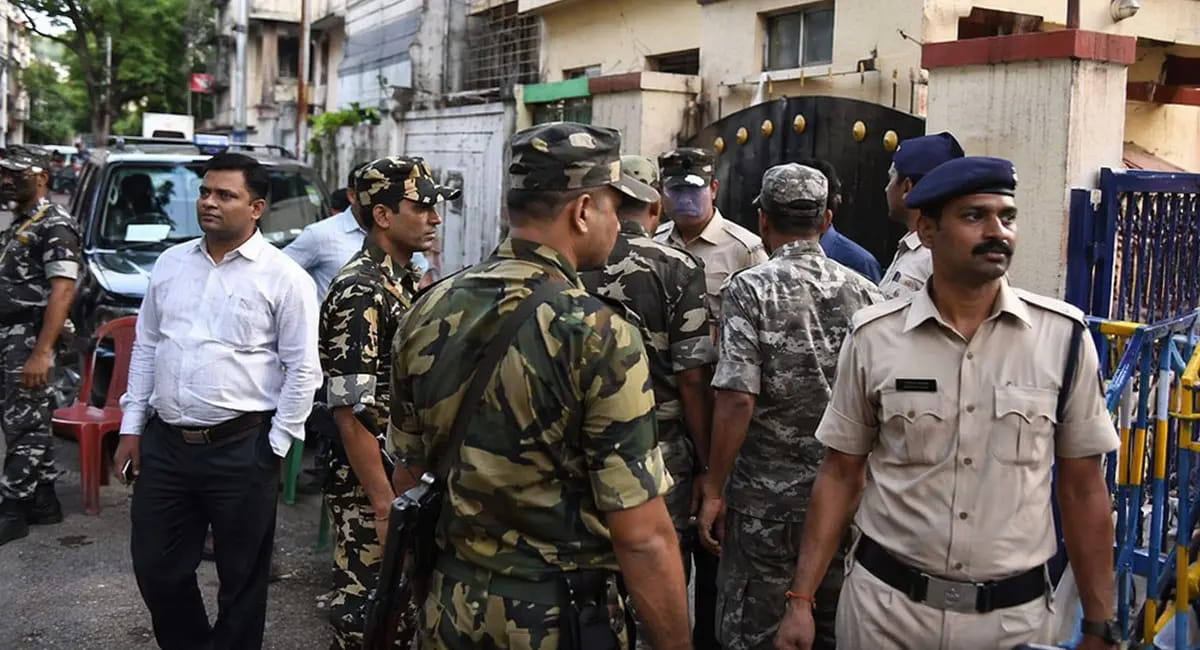 TMC विधायक देबाशीष कुमार के घर-दफ्तर पर छापे, समर्थकों ने किया हंगामा
