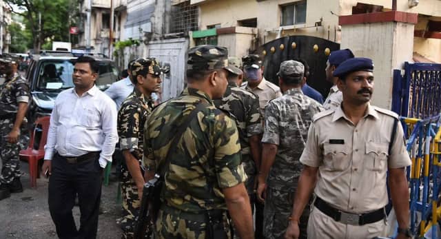 TMC विधायक देबाशीष कुमार के घर-दफ्तर पर छापे, समर्थकों ने किया हंगामा