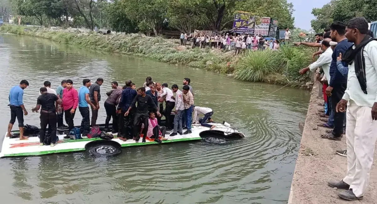 डंपर से टकराकर नहर में गिरी मजदूरों से भरी बस, डंपर ने मारी थी टक्कर, ऐसे बची 21 जिंदगियां