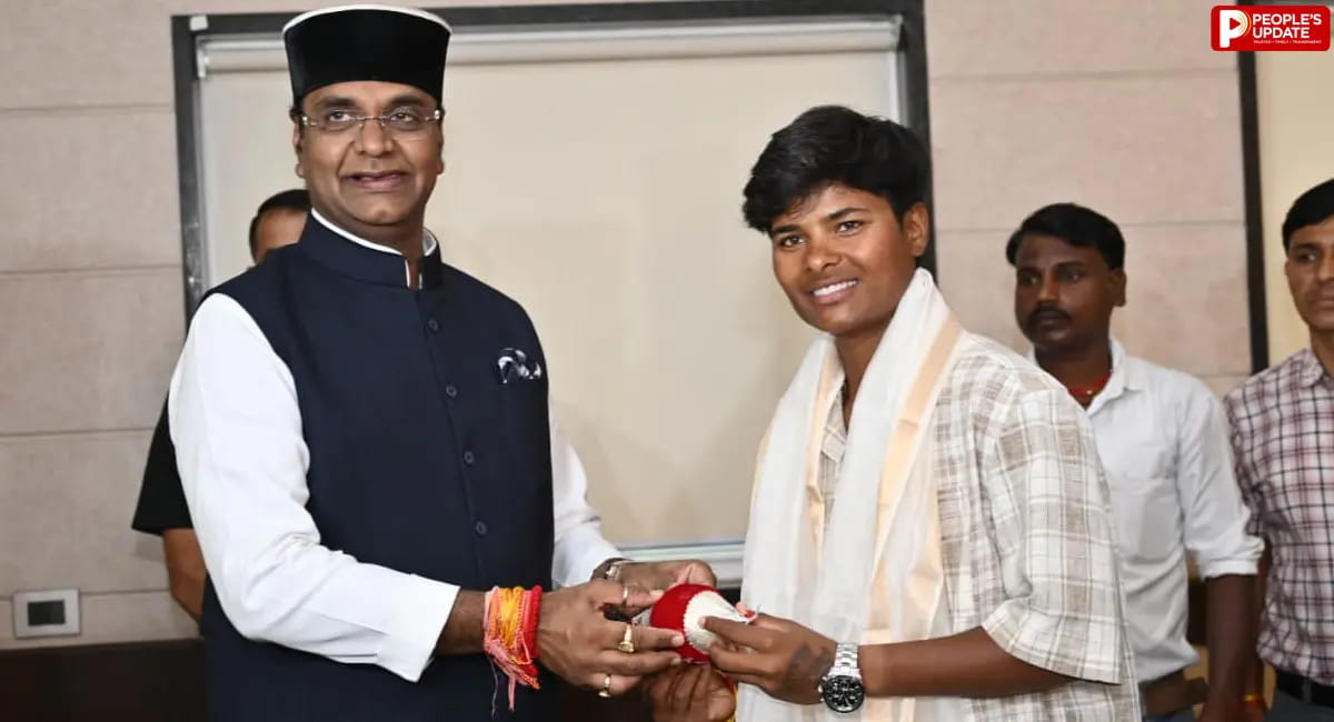 लॉर्ड्स में इतिहास रचने वाली क्रांति गौड़ का भोपाल में सम्मान, मंत्री विश्वास सारंग ने दी बधाई