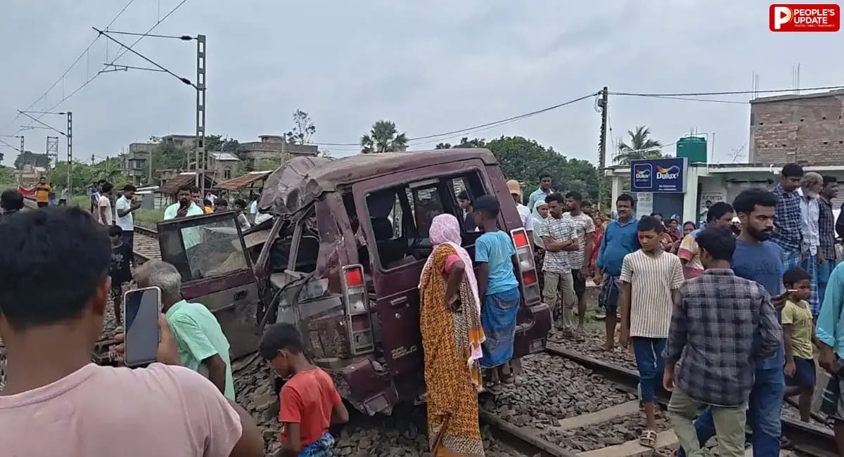 स्कूल वैन को ट्रेन ने मारी टक्कर, 2 छात्रों समेत 3 की मौत; कई बच्चे घायल