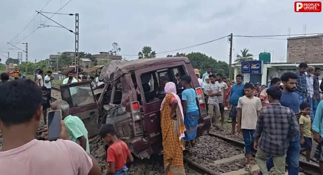 स्कूल वैन को ट्रेन ने मारी टक्कर, 2 छात्रों समेत 3 की मौत; कई बच्चे घायल