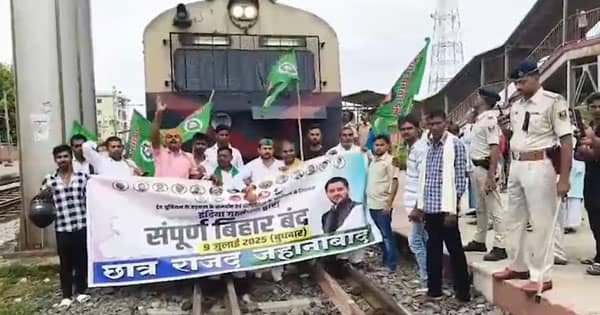 बिहार बंद : वोटर वेरिफिकेशन के विरोध में महागठबंधन का हल्ला बोल, कई जगह रोकीं ट्रेनें; सड़कों पर जलाए टायर