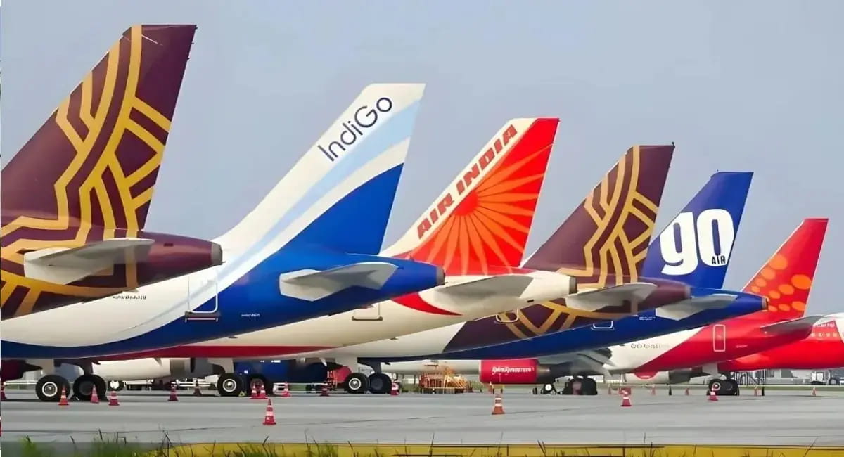 आसमान में बारूद, जमीन पर मुसीबत: रद्द हुईं सैकड़ों फ्लाइट्स, कई गुणा बढ़ा विमानों का किराया!