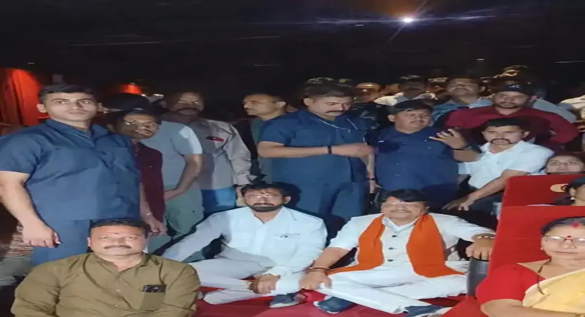 हाउसफुल सिनेमा, जमीन पर बैठे मंत्री: कैलाश विजयवर्गीय ने लगाया 'सादगी का शतक'