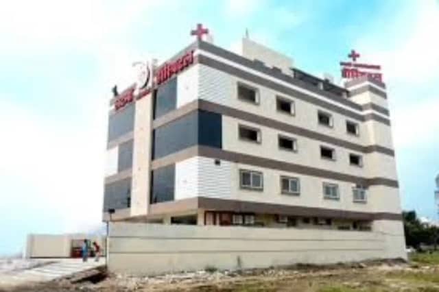 मरीज की मौत पर परिजन भड़के, पुलिस पर पथराव