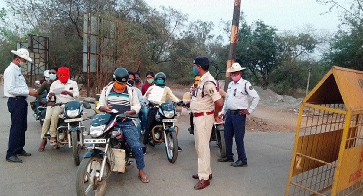 गलत नंबर प्लेट वाले वाहनों पर यातायात पुलिस सख्त, पेट्रोल पंपों को भी दिए निर्देश