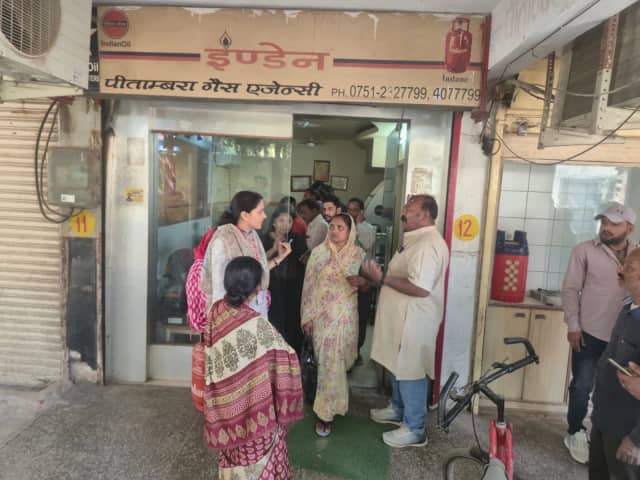 ग्वालियर में गैस सिलेंडर की किल्लत, 4 दिन से सर्वर डाउन; कमर्शियल सिलेंडर की सप्लाई 6 दिन से बंद