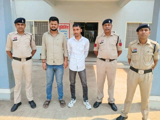 चाकू की ऑनलाइन डिलीवरी मामले में ई-कॉमर्स कंपनी के दो कर्मचारी गिरफ्तार
