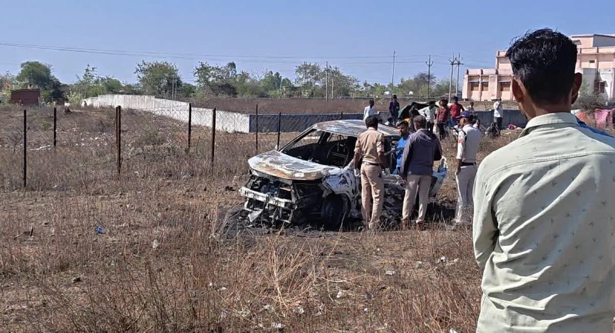 चलती कार में लगी आग, डॉक्टर की पत्नी जिंदा जली; परिजनों को साजिश की आशंका