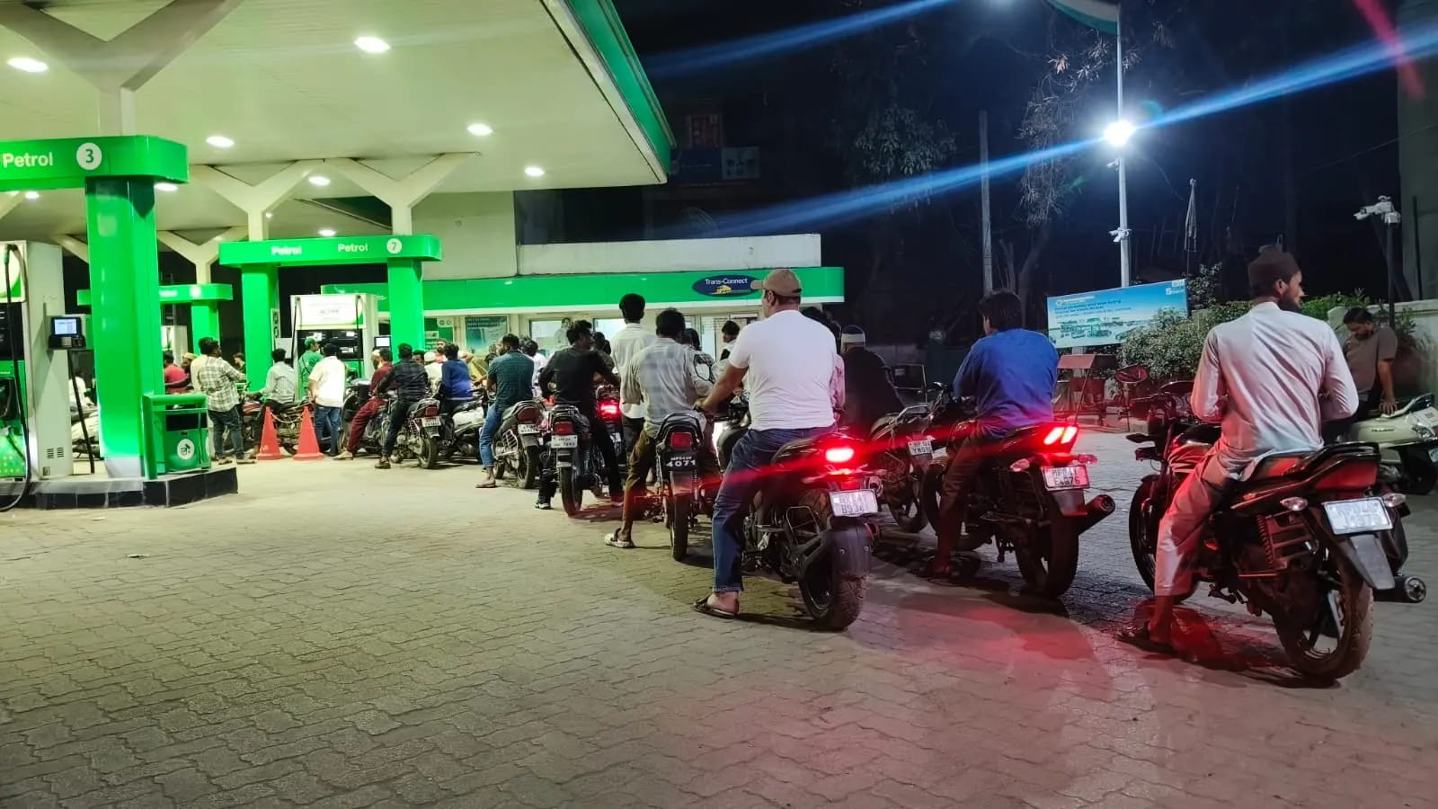 पंपों पर लंबी लाइनें, HPCL बोला-अफवाहों पर न दें ध्यान