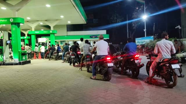 पंपों पर लंबी लाइनें, HPCL बोला-अफवाहों पर न दें ध्यान