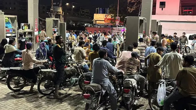 पेट्रोल ₹458 और डीजल ₹520 के पार, सरकार ने किया बड़ा इजाफा