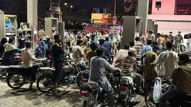 पहले पेट्रोल के दाम बढ़ाए, फिर घटाए; कैबिनेट मंत्रियों की सैलरी 6 महीने रोकी