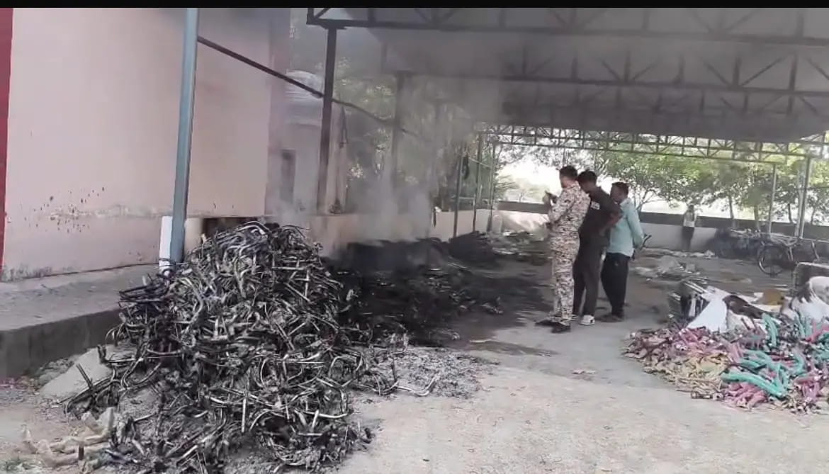 स्कूल में आग से 500 साइकिलें जलकर खाक, नहीं पहुंची फायर ब्रिगेड