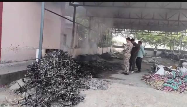 स्कूल में आग से 500 साइकिलें जलकर खाक, नहीं पहुंची फायर ब्रिगेड