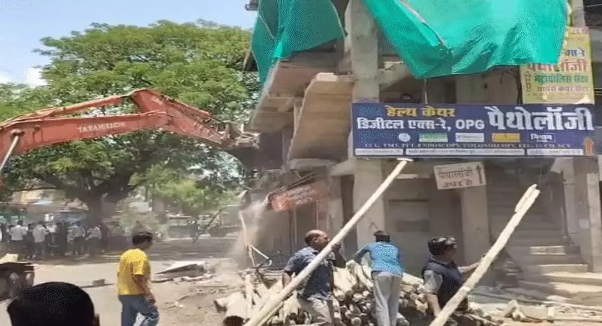 एम्स भोपाल के सामने अवैध निर्माण पर कार्रवाई, 3 मंजिला बिल्डिंग का अतिरिक्त हिस्सा तोड़ा