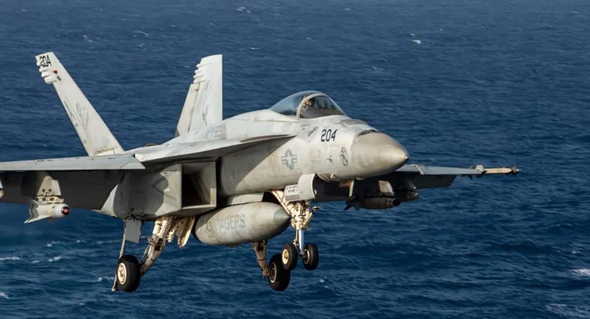 ईरानी टैंकरों पर F/A-18 लड़ाकू विमानों से हमला, शांति वार्ता टूटने के बाद सख्त किया नौसैनिक ब्लॉकेड