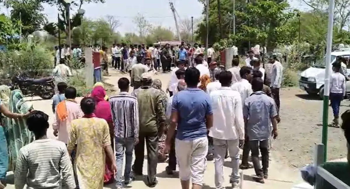 शराब दुकान पर बवाल, कर्मचारियों की पिटाई से दो युवकों की मौत; गुस्साई भीड़ ने लगाई आग