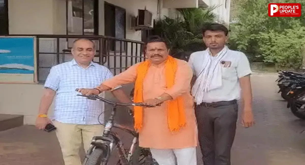 जिला पंचायत उपाध्यक्ष 35 किमी साइकिल चलाकर पहुंचे दफ्तर, बोले- ईंधन भी बचेगा और सेहत भी बनेगी