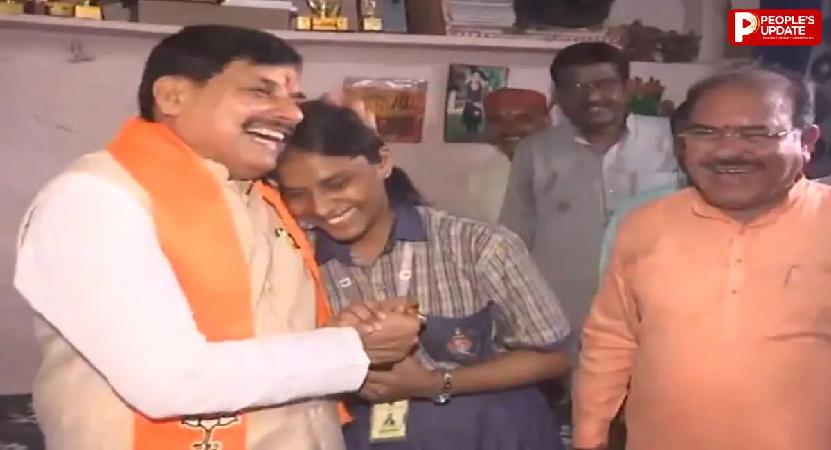 स्लम के छोटे से घर पहुंचकर CM मोहन यादव ने बढ़ाया स्टेट टॉपर चांदनी का हौसला, बोले- पढ़ाई की चिंता मत करो