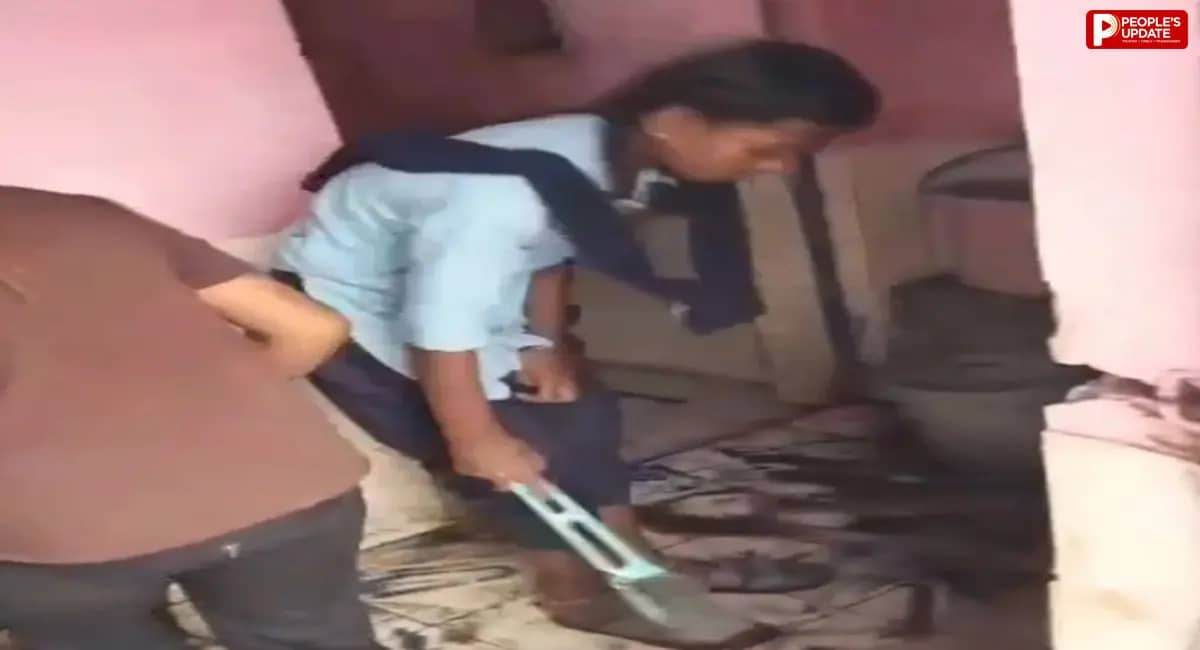 बुरहानपुर के माध्यमिक शाला में छात्राओं से करवाया शौचालय साफ
