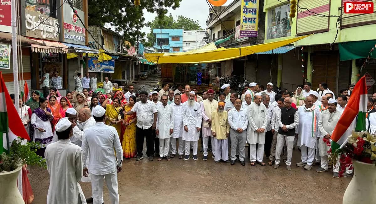 गांधी चौक पर कांग्रेस ने किया ध्वजारोहण, पार्षद हेमलता कहार ने फहराया तिरंगा