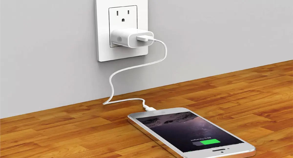 स्मार्टफोन कितने Watt तक का चार्जर सपोर्ट करता है? 100W या 120W चार्जर लगाने से फोन खराब होगा या नहीं, जानिए पूरी सच्चाई