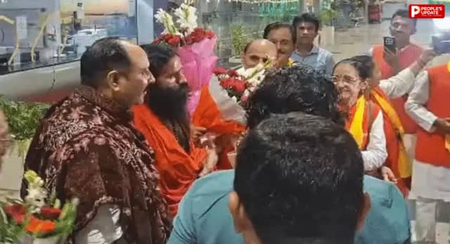 भोपाल एयरपोर्ट पर बाबा रामदेव से मिलने उमड़ी भीड़, पंडित प्रदीप मिश्रा भी दिखे साथ; लगे ‘भारत माता की जय’ के नारे