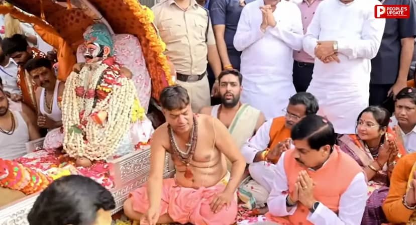 भादौ की पहली सवारी में नगर भ्रमण पर निकले बाबा महाकाल, पांच स्वरूपों में दिए दर्शन; झांझ-मंजीरे बजाते दिखे CM मोहन यादव
