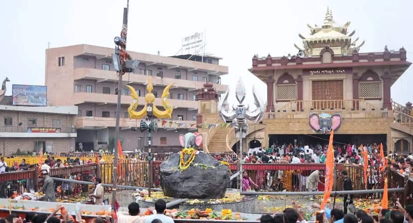 कुबेरेश्वरधाम में जन्माष्टमी की धूम, चांदी के झूले में विराजेंगे मुरली मनोहर; 5 क्विंटल मावे की बर्फी का लगेगा भोग