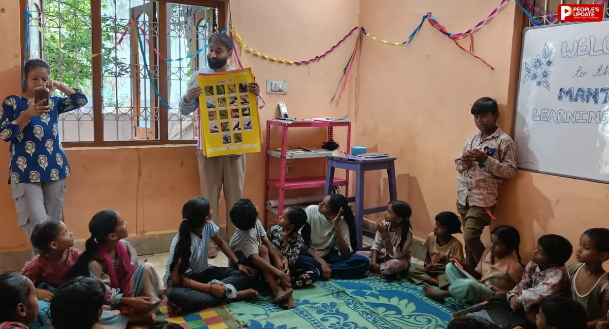 खुद स्टूडेंट होकर बने शिक्षक, स्लम और मजदूर परिवारों के बच्चों का भविष्य संवार रहे युवा