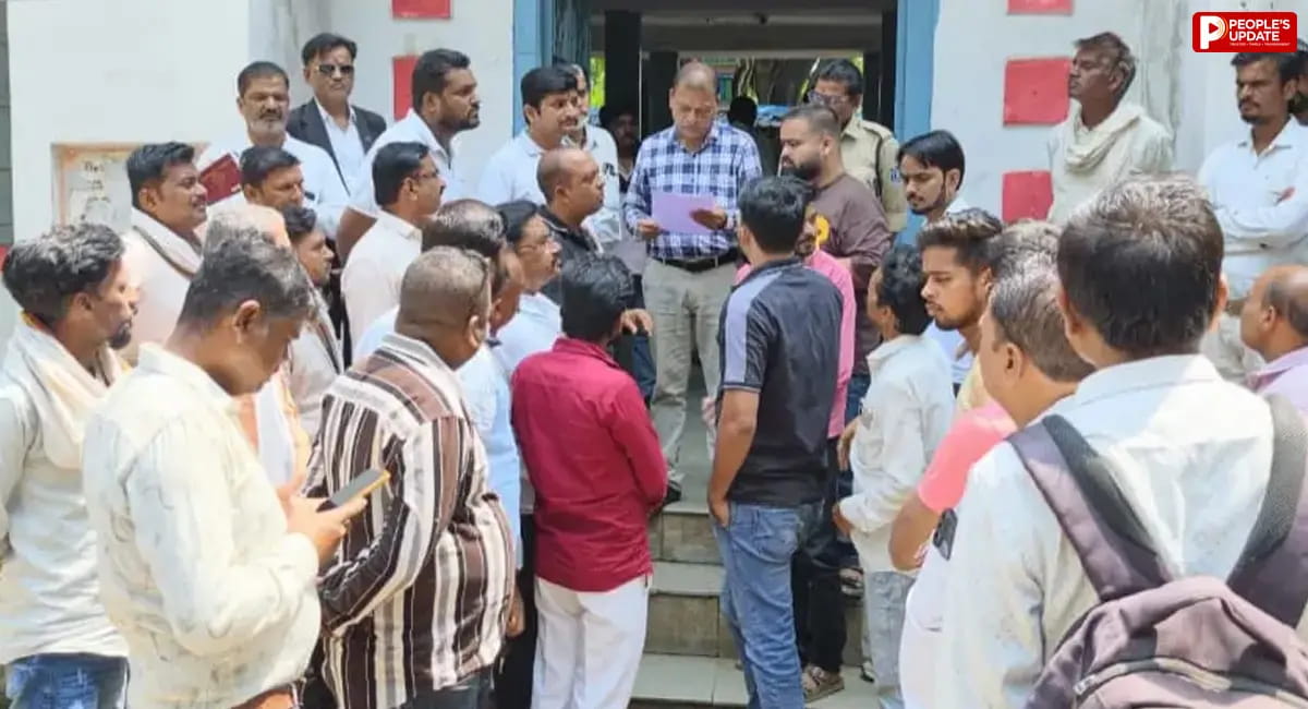 सिवनी मालवा में सड़क के गड्ढों को लेकर नगर कांग्रेस का प्रदर्शन, ठेकेदार पर FIR और घायलों को मुआवजे की मांग