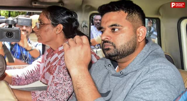जेल में मोबाइल इस्तेमाल करते पकड़े गए प्रज्वल रेवन्ना, फोरेंसिक जांच में फोन से मिली आपत्तिजनक सामग्री