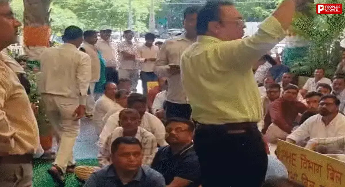 भोपाल में PHE दफ्तर के बाहर ठेकेदारों का ढोल-नगाड़ों के साथ प्रदर्शन, अफसरों की खींचतान में अटके भुगतान