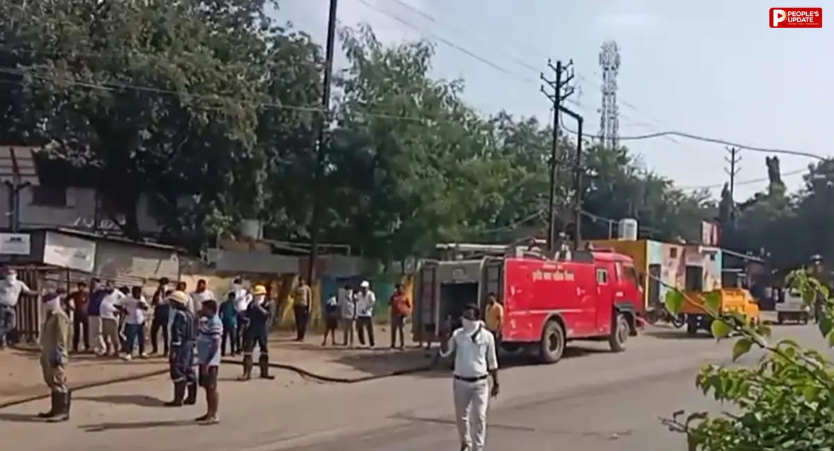 इंदौर के तलावली चांदा में टैंकर से गिरा केमिकल, बदबू से मची अफरा-तफरी; लोगों ने की आंखों में जलन की शिकायत