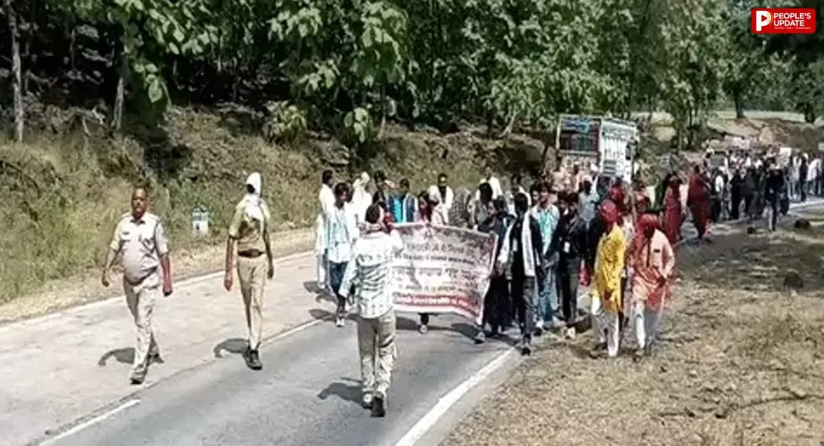 सीहोर के कोसमी से भोपाल तक आदिवासियों की पदयात्रा, मकान तोड़ने और खेत बर्बाद करने के विरोध में प्रदर्शन