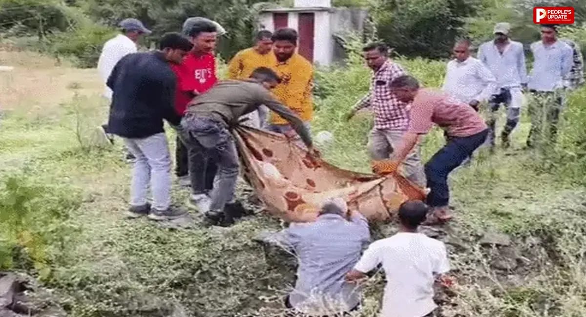 उज्जैन में बेकाबू होकर खाई में गिरी यात्री बस, दो बाइक सवारों की मौत