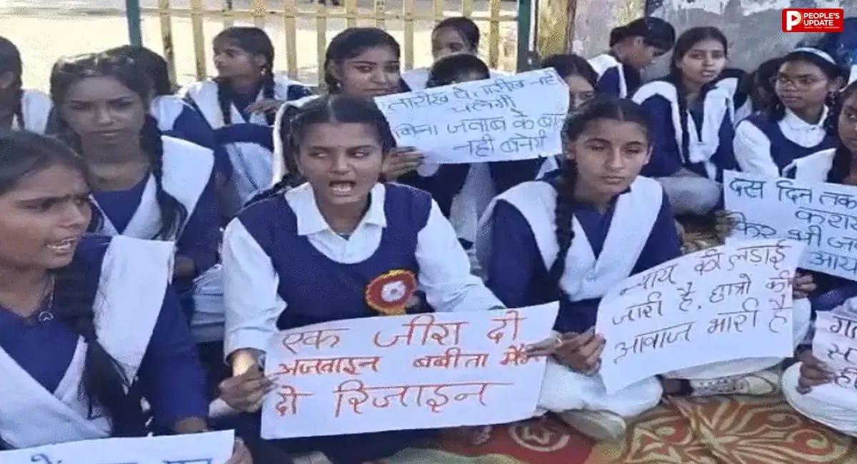 भोपाल में शिक्षिका के निलंबन की मांग पर फिर धरने पर बैठे छात्र, बोले- अब करेंगे सड़क जाम