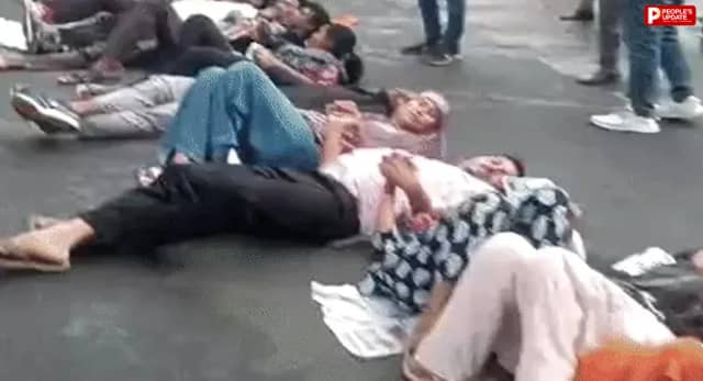 भोपाल में वर्ग-3 शिक्षक अभ्यर्थियों का चक्काजाम, नियुक्ति पत्र की मांग को लेकर सड़क पर लेटे; हिरासत में लेने पर गाया राष्ट्रगान