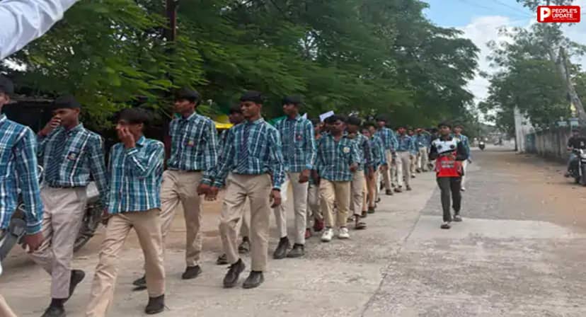 धार के सांदीपनि विद्यालय में छात्रों का प्रदर्शन, प्रिंसिपल पर अभद्रता के आरोप; सोमवार तक मांगें नहीं मानीं तो 45 किमी पैदल मार्च की चेतावनी