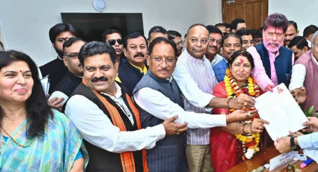 कांग्रेस से फूलो देवी नेताम और भाजपा से लक्ष्मी वर्मा ने राज्यसभा के लिए दाखिल किया नामांकन